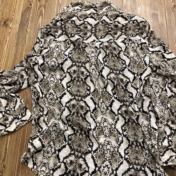 Express snake print like new polyester dressy blouse - Picture 5 of 5